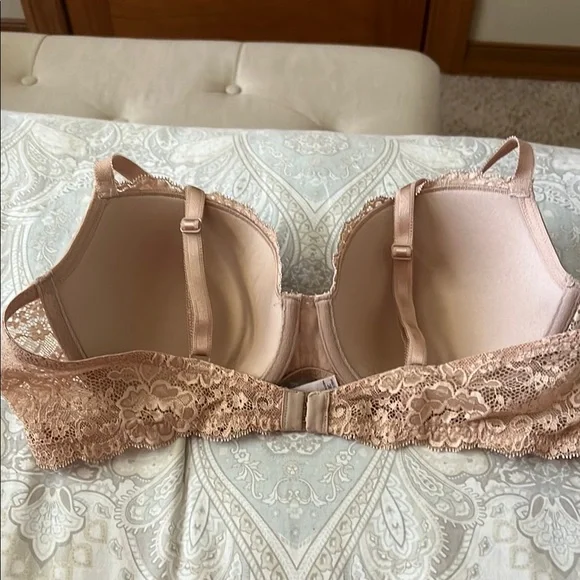 Victoria's Secret Lace Push-Up Bra in Nude - Picture 2 of 3